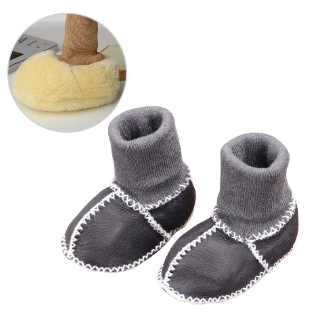 MiniKicks warme en knusse baby slofjes – zachte, gevoerde stof en comfortabele pasvorm voor kleine voetjes.