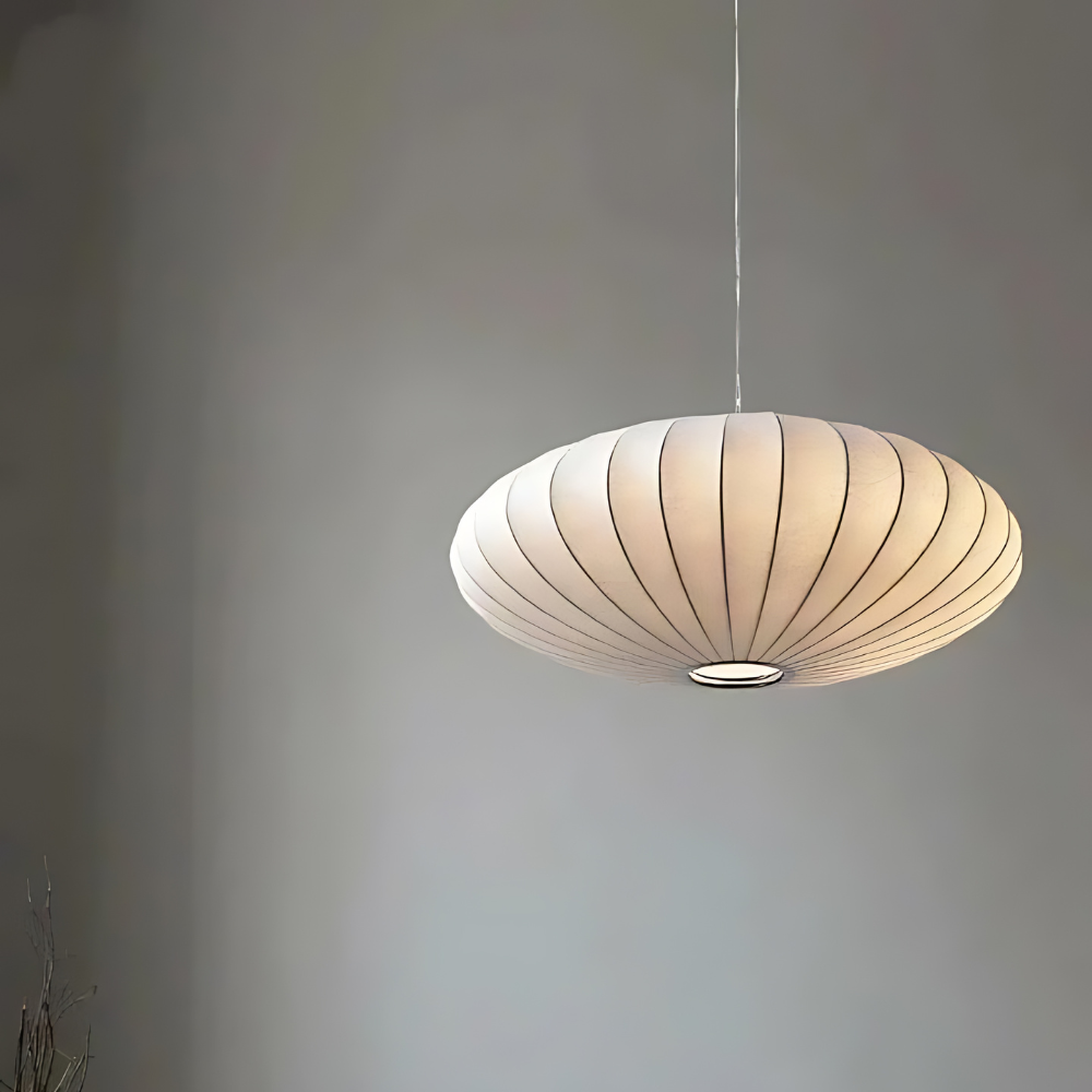 Solenne lamp – elegante verlichting met warme lichtval en chique ontwerp, creëert een sfeervolle ambiance voor woon- en slaapkamer.