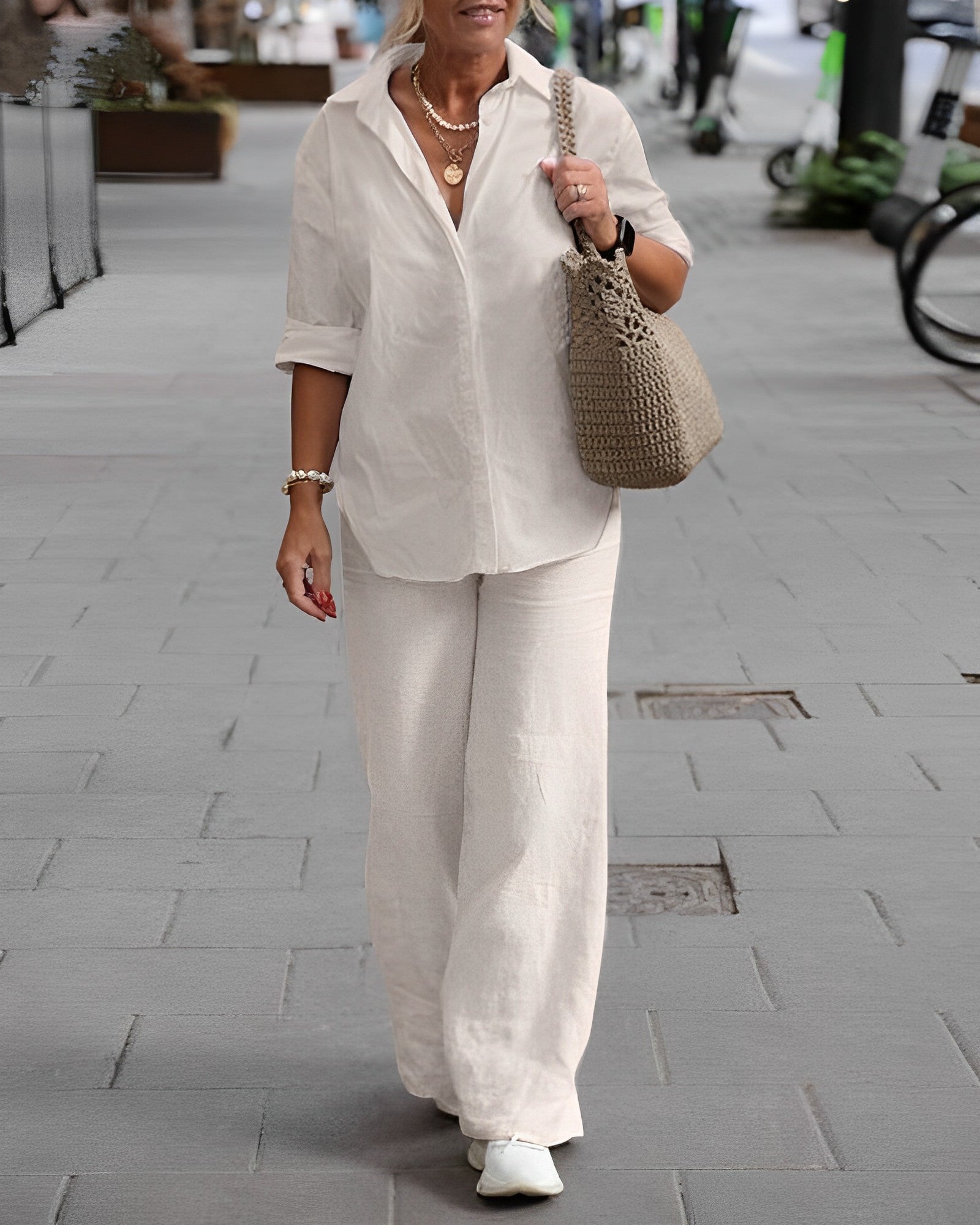 Stijlvolle 2-delige zomerset voor dames – Witte blouse en hoge taille broek. Perfect voor warme dagen, met een comfortabele en luchtige pasvorm voor een elegante en casual uitstraling. Ideaal voor zowel dagelijks gebruik als vakantie.