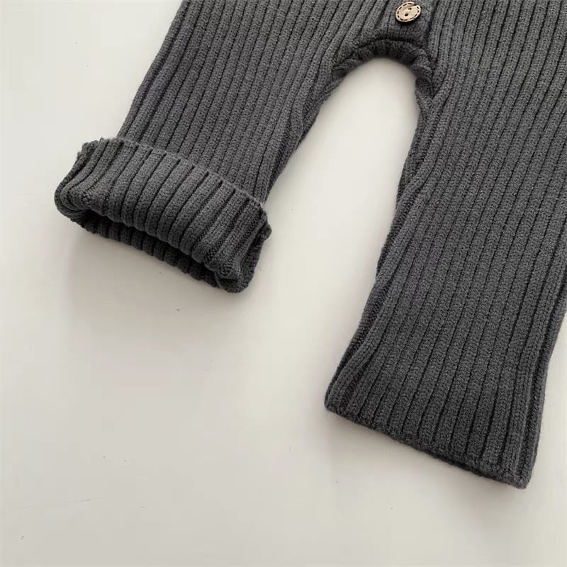 CuddleKnit gebreide babyromper van zachte en comfortabele stof – warme en knusse outfit voor dagelijks gebruik en een zorgeloze pasvorm.