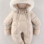 CozyBaby luxe winterjas jumpsuit met capuchon, gemaakt van zachte en warme stof – ideale comfortabele en beschermende outfit voor koude winterdagen.