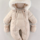 CozyBaby luxe winterjas jumpsuit met capuchon, gemaakt van zachte en warme stof – ideale comfortabele en beschermende outfit voor koude winterdagen.