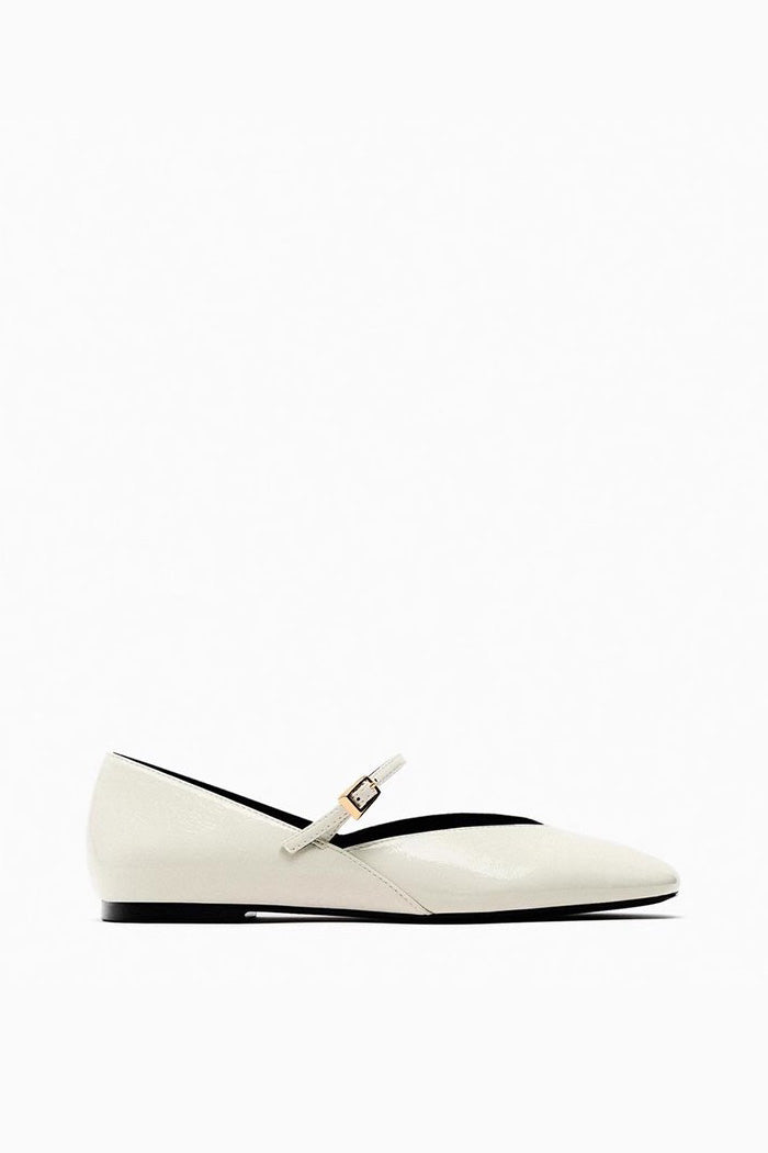 Witte Stijlvolle ballerina’s voor dames met een bandje over de voet en een trendy vierkante neus, perfect voor zowel casual als chique looks.