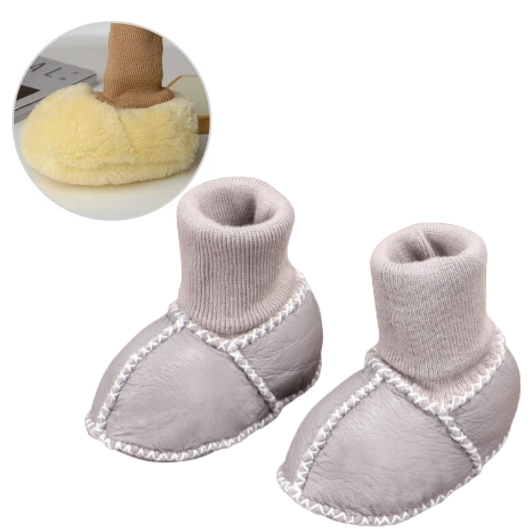 MiniKicks warme en knusse baby slofjes – zachte, gevoerde stof en comfortabele pasvorm voor kleine voetjes.