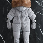 CozyBaby luxe winterjas jumpsuit met capuchon, gemaakt van zachte en warme stof – ideale comfortabele en beschermende outfit voor koude winterdagen.