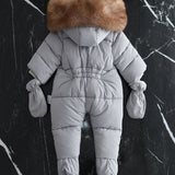 CozyBaby luxe winterjas jumpsuit met capuchon, gemaakt van zachte en warme stof – ideale comfortabele en beschermende outfit voor koude winterdagen.