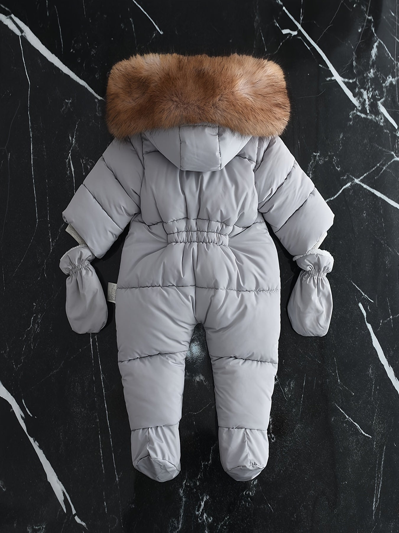CozyBaby luxe winterjas jumpsuit met capuchon, gemaakt van zachte en warme stof – ideale comfortabele en beschermende outfit voor koude winterdagen.