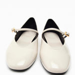 Witte Stijlvolle ballerina’s voor dames met een bandje over de voet en een trendy vierkante neus, perfect voor zowel casual als chique looks.