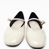 Witte Stijlvolle ballerina’s voor dames met een bandje over de voet en een trendy vierkante neus, perfect voor zowel casual als chique looks.