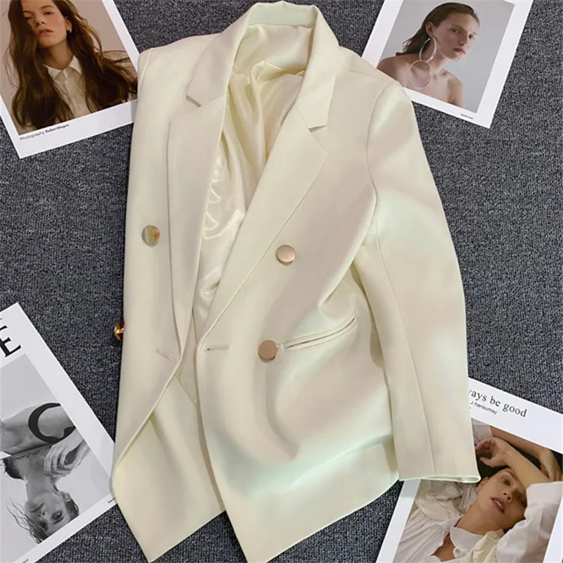 Yara – Lange dames blazer met knoopsluiting, stijlvolle en professionele uitstraling, ideaal voor kantoor, formele events of een modieuze streetstyle look.