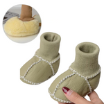 MiniKicks warme en knusse baby slofjes – zachte, gevoerde stof en comfortabele pasvorm voor kleine voetjes.