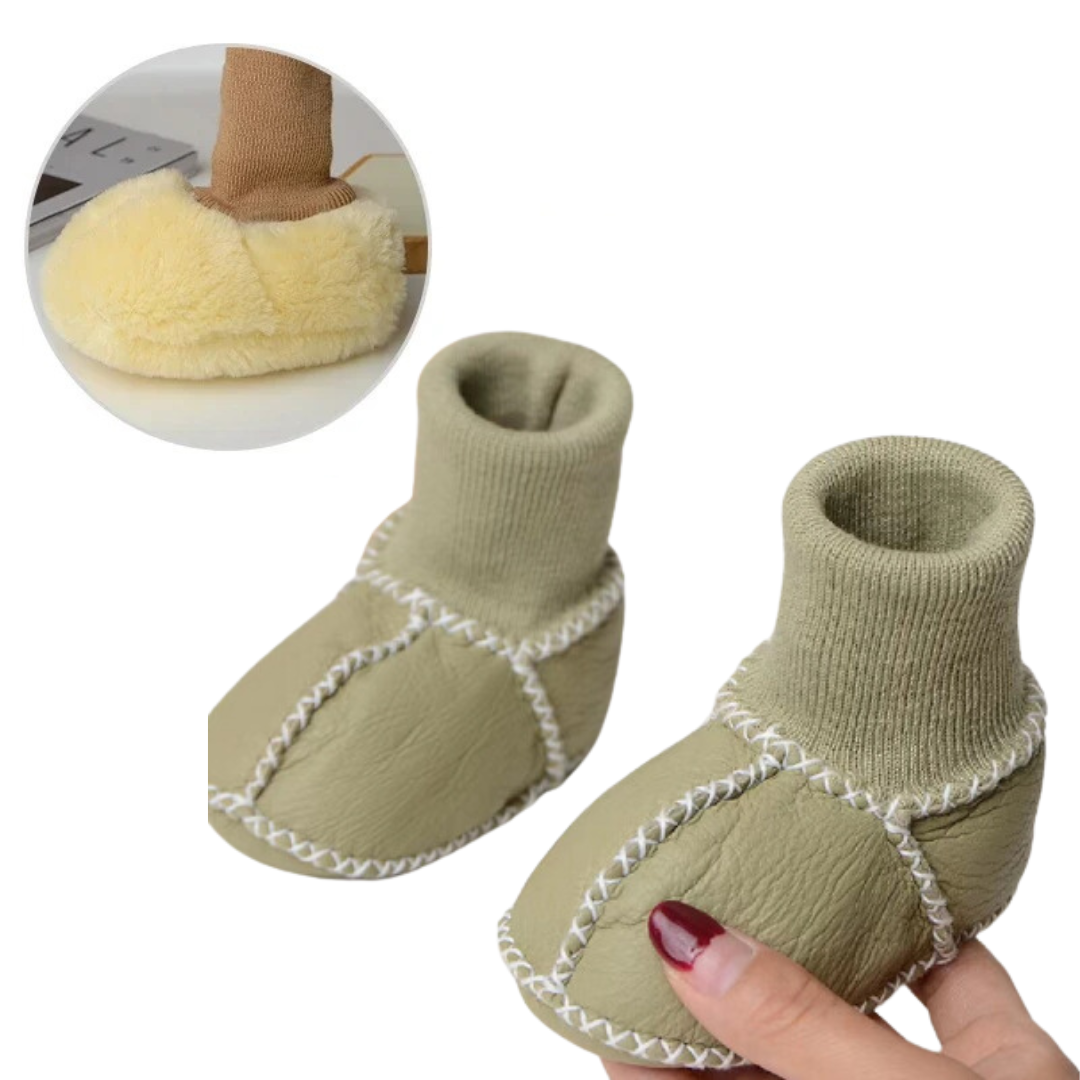 MiniKicks warme en knusse baby slofjes – zachte, gevoerde stof en comfortabele pasvorm voor kleine voetjes.