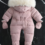 CozyBaby luxe winterjas jumpsuit met capuchon, gemaakt van zachte en warme stof – ideale comfortabele en beschermende outfit voor koude winterdagen.
