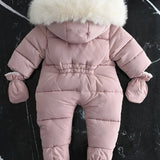 CozyBaby luxe winterjas jumpsuit met capuchon, gemaakt van zachte en warme stof – ideale comfortabele en beschermende outfit voor koude winterdagen.