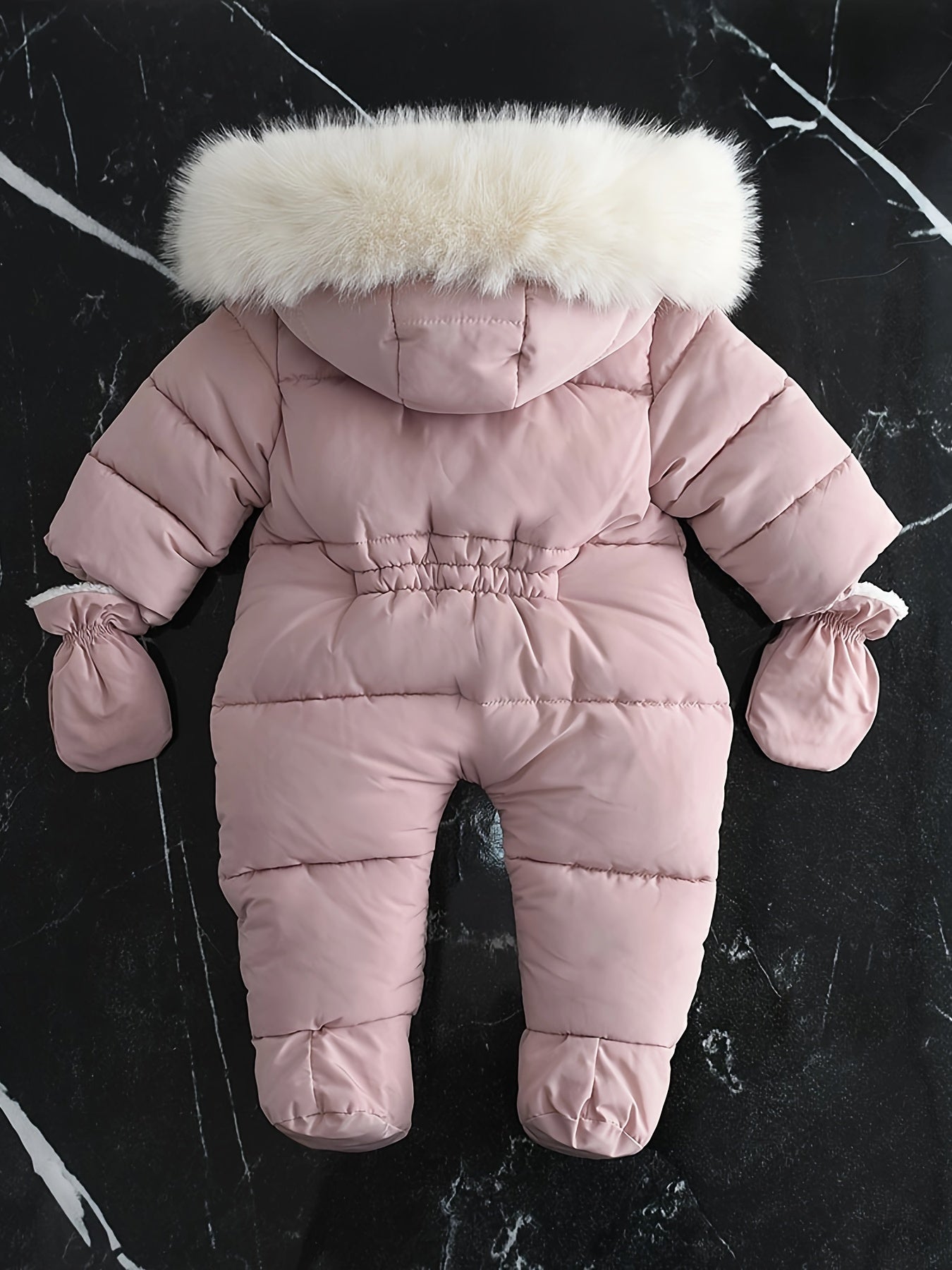 CozyBaby luxe winterjas jumpsuit met capuchon, gemaakt van zachte en warme stof – ideale comfortabele en beschermende outfit voor koude winterdagen.
