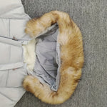 CozyBaby luxe winterjas jumpsuit met capuchon, gemaakt van zachte en warme stof – ideale comfortabele en beschermende outfit voor koude winterdagen.