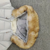 CozyBaby luxe winterjas jumpsuit met capuchon, gemaakt van zachte en warme stof – ideale comfortabele en beschermende outfit voor koude winterdagen.