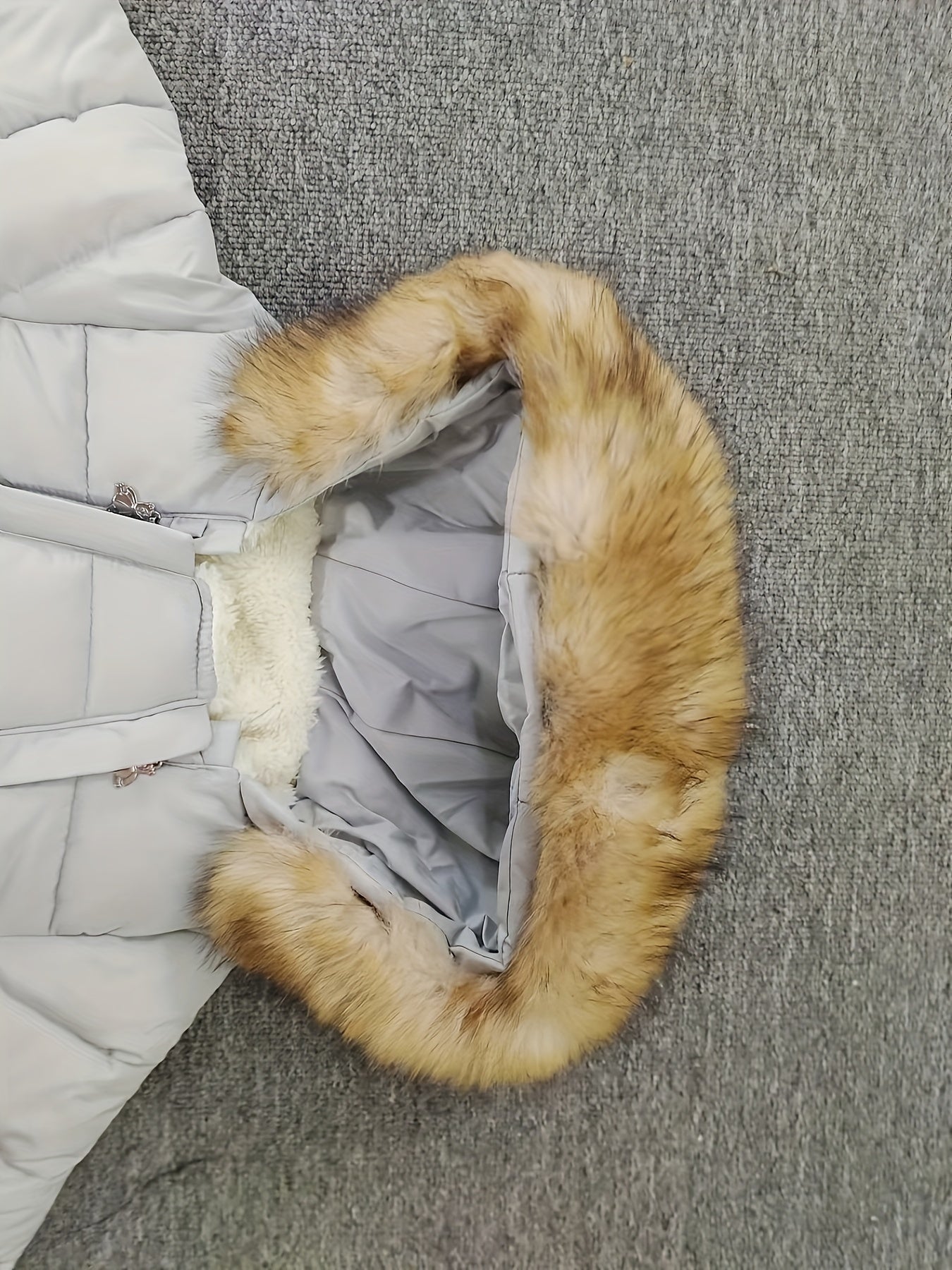 CozyBaby luxe winterjas jumpsuit met capuchon, gemaakt van zachte en warme stof – ideale comfortabele en beschermende outfit voor koude winterdagen.