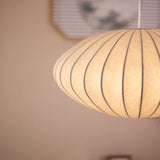 Solenne lamp – elegante verlichting met warme lichtval en chique ontwerp, creëert een sfeervolle ambiance voor woon- en slaapkamer.