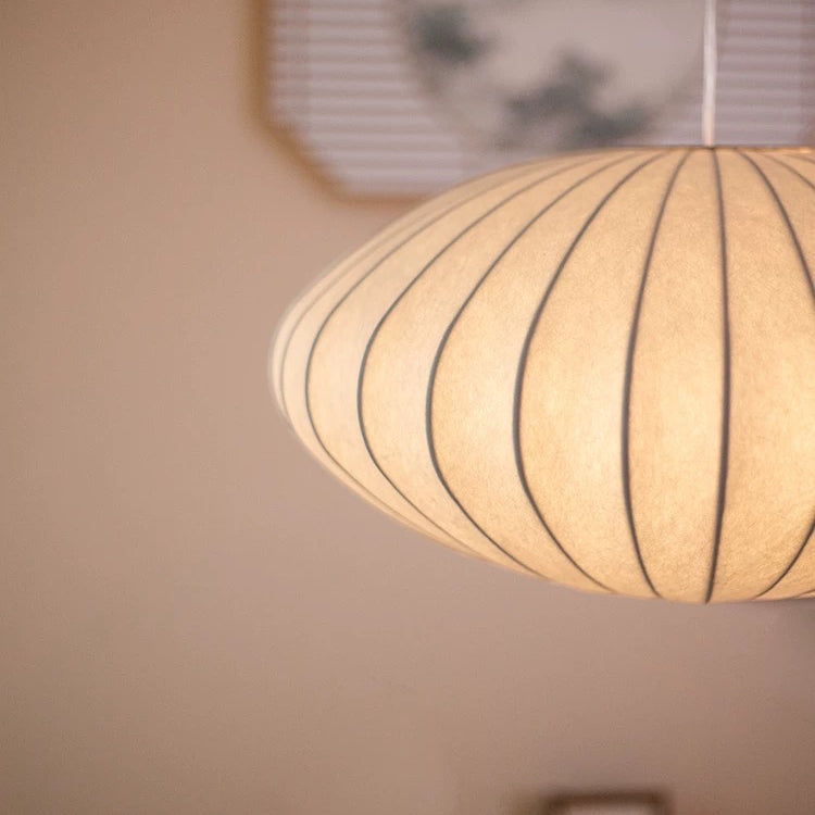 Solenne lamp – elegante verlichting met warme lichtval en chique ontwerp, creëert een sfeervolle ambiance voor woon- en slaapkamer.