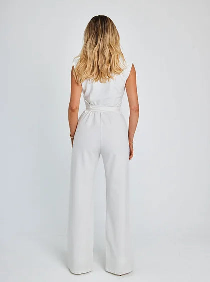 Mouwloze jumpsuit met ceintuur en wijde pijpen van lichte, ademende stof met flatterende pasvorm en elegant, modern design.