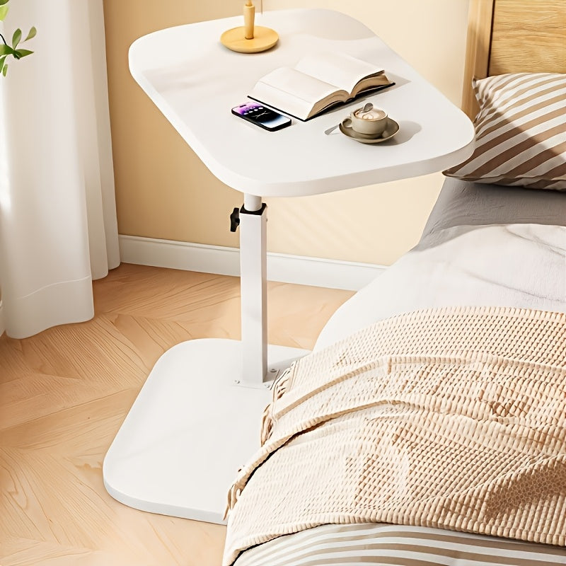 Verstelbare zijkanttafel met stevig metalen frame en glad houten blad, ideaal voor gebruik naast bank of bed voor comfortabel werken of ontspannen.