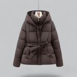 Sophia korte dames puffer winterjas met riem en capuchon in diverse kleuren – warme vulling, waterafstotend materiaal en stijlvolle pasvorm voor koude dagen.