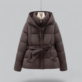 Sophia korte dames puffer winterjas met riem en capuchon in diverse kleuren – warme vulling, waterafstotend materiaal en stijlvolle pasvorm voor koude dagen.