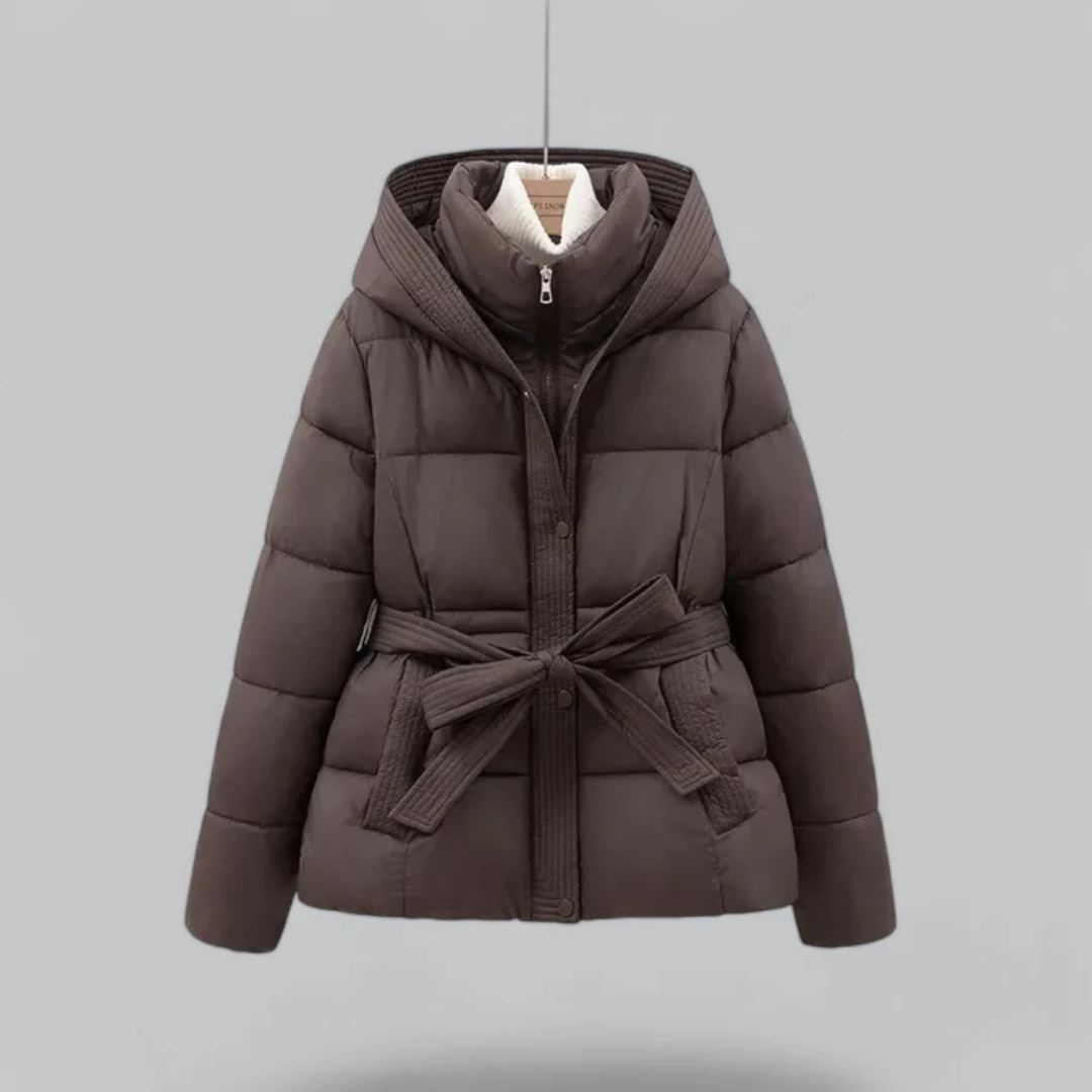 Sophia korte dames puffer winterjas met riem en capuchon in diverse kleuren – warme vulling, waterafstotend materiaal en stijlvolle pasvorm voor koude dagen.