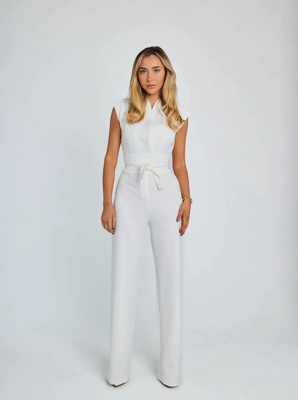 Mouwloze jumpsuit met ceintuur en wijde pijpen van lichte, ademende stof met flatterende pasvorm en elegant, modern design.