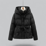 Sophia korte dames puffer winterjas met riem en capuchon in diverse kleuren – warme vulling, waterafstotend materiaal en stijlvolle pasvorm voor koude dagen.
