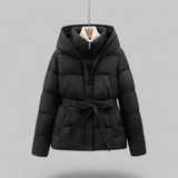 Sophia korte dames puffer winterjas met riem en capuchon in diverse kleuren – warme vulling, waterafstotend materiaal en stijlvolle pasvorm voor koude dagen.