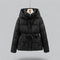 Sophia korte dames puffer winterjas met riem en capuchon in diverse kleuren – warme vulling, waterafstotend materiaal en stijlvolle pasvorm voor koude dagen.