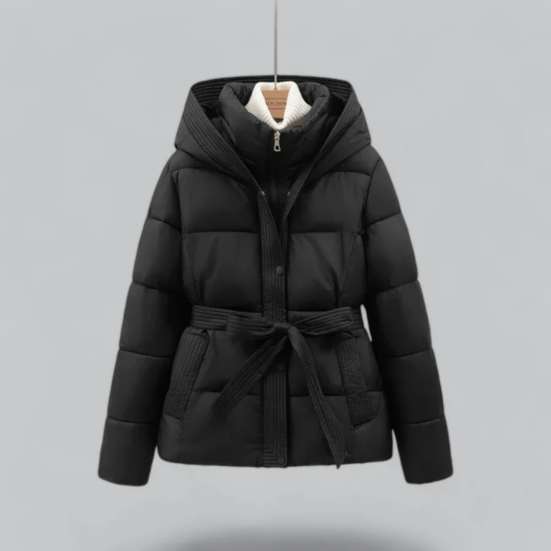 Sophia korte dames puffer winterjas met riem en capuchon in diverse kleuren – warme vulling, waterafstotend materiaal en stijlvolle pasvorm voor koude dagen.