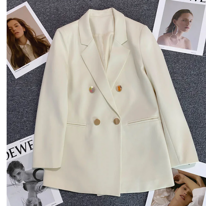 Yara – Lange dames blazer met knoopsluiting, stijlvolle en professionele uitstraling, ideaal voor kantoor, formele events of een modieuze streetstyle look.