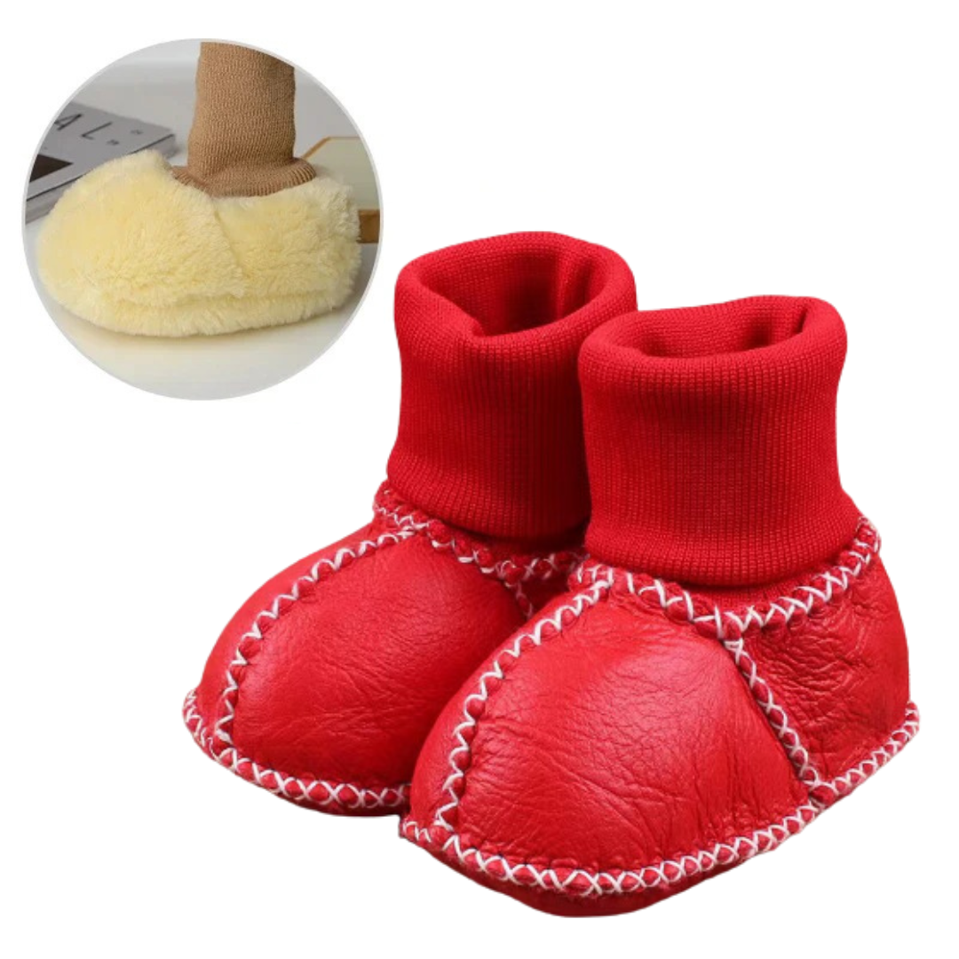 MiniKicks warme en knusse baby slofjes – zachte, gevoerde stof en comfortabele pasvorm voor kleine voetjes.