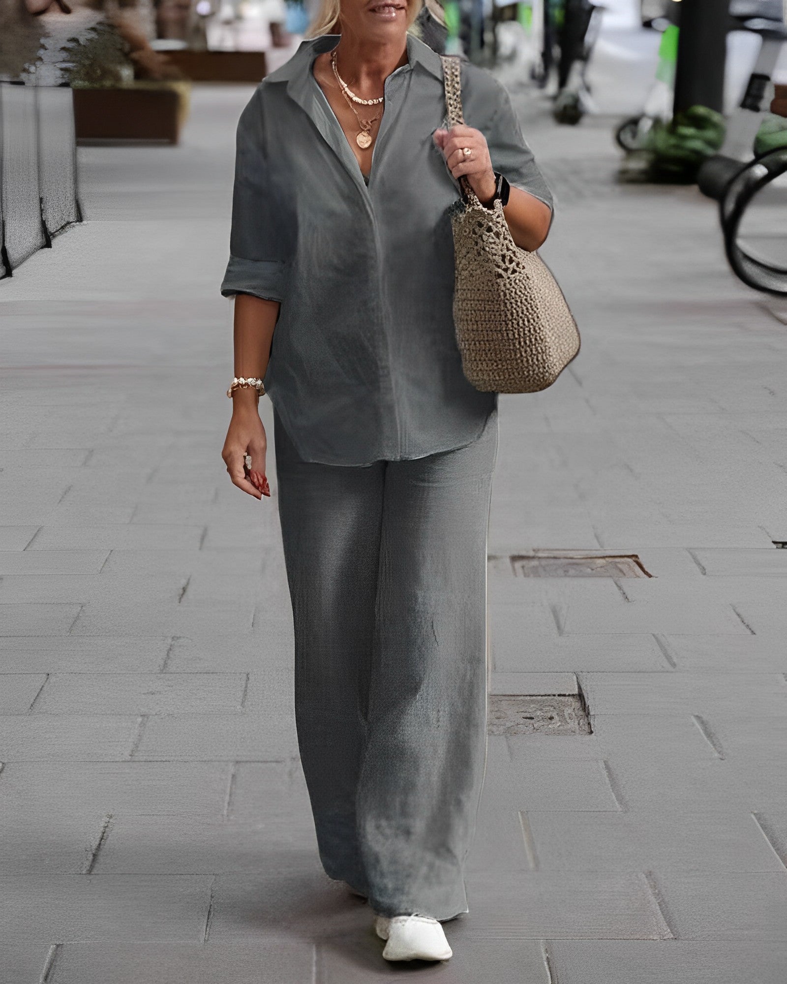 Stijlvolle 2-delige zomerset voor dames – Grijze blouse en hoge taille broek. Perfect voor warme dagen, met een comfortabele en luchtige pasvorm voor een elegante en casual uitstraling. Ideaal voor zowel dagelijks gebruik als vakantie.
