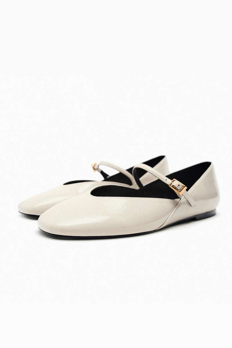 Witte Stijlvolle ballerina’s voor dames met een bandje over de voet en een trendy vierkante neus, perfect voor zowel casual als chique looks.