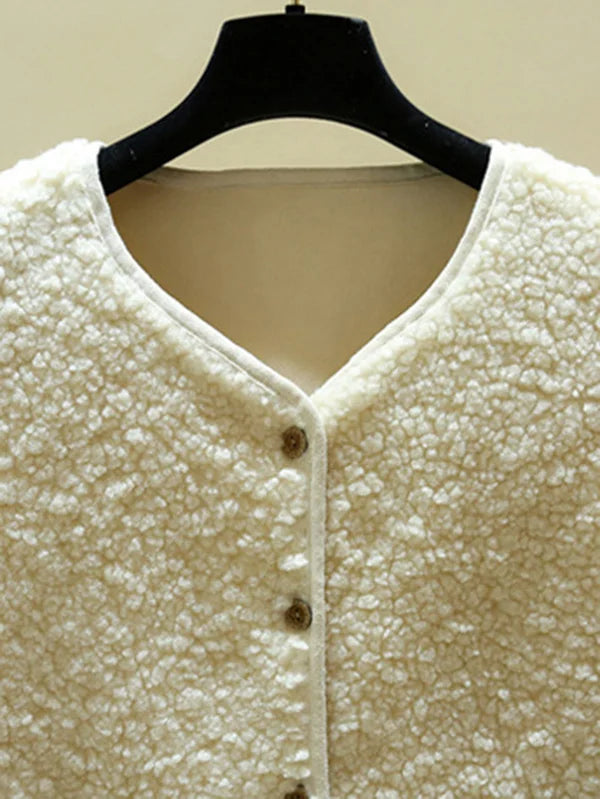 Dorien Lamswollen Vest – Luxe, zacht en warm vest van lamswol, perfect voor een elegante en comfortabele look tijdens koude dagen.