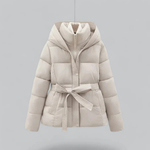 Sophia korte dames puffer winterjas met riem en capuchon in diverse kleuren – warme vulling, waterafstotend materiaal en stijlvolle pasvorm voor koude dagen.