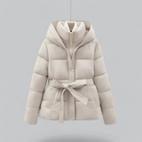 Sophia korte dames puffer winterjas met riem en capuchon in diverse kleuren – warme vulling, waterafstotend materiaal en stijlvolle pasvorm voor koude dagen.