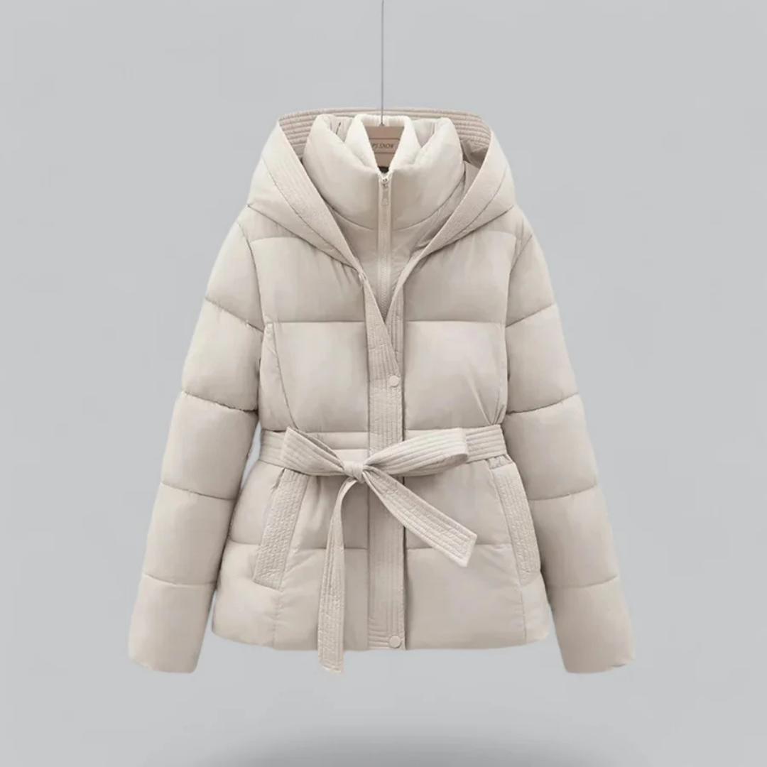 Sophia korte dames puffer winterjas met riem en capuchon in diverse kleuren – warme vulling, waterafstotend materiaal en stijlvolle pasvorm voor koude dagen.