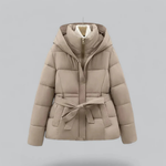 Sophia korte dames puffer winterjas met riem en capuchon in diverse kleuren – warme vulling, waterafstotend materiaal en stijlvolle pasvorm voor koude dagen.