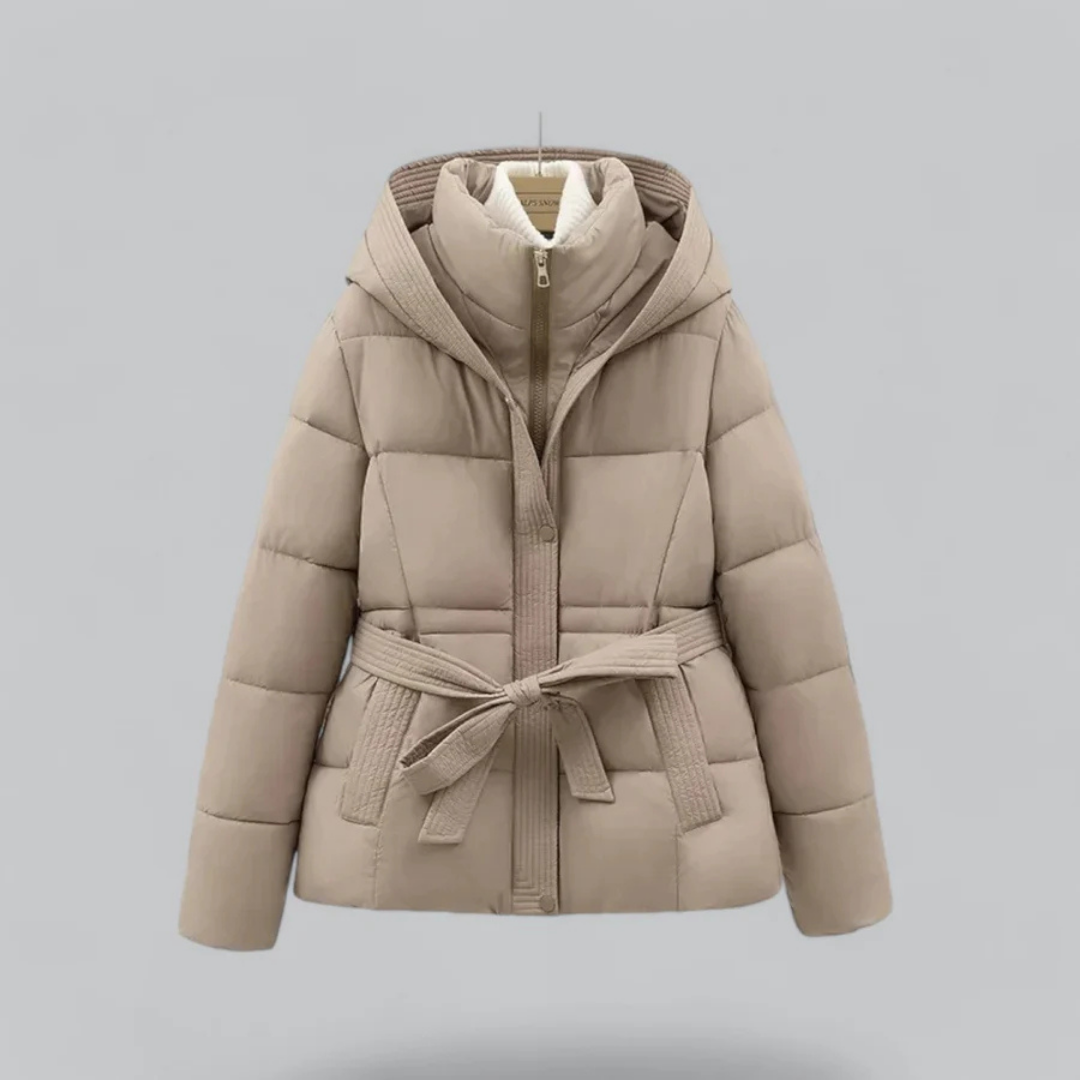 Sophia korte dames puffer winterjas met riem en capuchon in diverse kleuren – warme vulling, waterafstotend materiaal en stijlvolle pasvorm voor koude dagen.