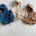 LittleStyle trendy unisex kinderjas, gemaakt van duurzame en comfortabele stof – perfecte pasvorm voor dagelijks gebruik en alle seizoenen.