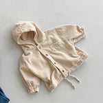 LittleStyle trendy unisex kinderjas, gemaakt van duurzame en comfortabele stof – perfecte pasvorm voor dagelijks gebruik en alle seizoenen.