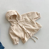 LittleStyle trendy unisex kinderjas, gemaakt van duurzame en comfortabele stof – perfecte pasvorm voor dagelijks gebruik en alle seizoenen.