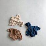 LittleStyle trendy unisex kinderjas, gemaakt van duurzame en comfortabele stof – perfecte pasvorm voor dagelijks gebruik en alle seizoenen.