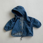 LittleStyle trendy unisex kinderjas, gemaakt van duurzame en comfortabele stof – perfecte pasvorm voor dagelijks gebruik en alle seizoenen.