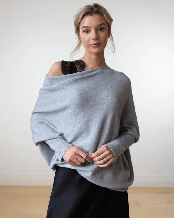 Elegante off-shoulder damestrui in een zachte stof, met lange mouwen en een flatterende pasvorm – ideaal voor een stijlvolle en vrouwelijke look.